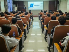 <b>学院员代表及2023级本科生代表加入演讲会</b>